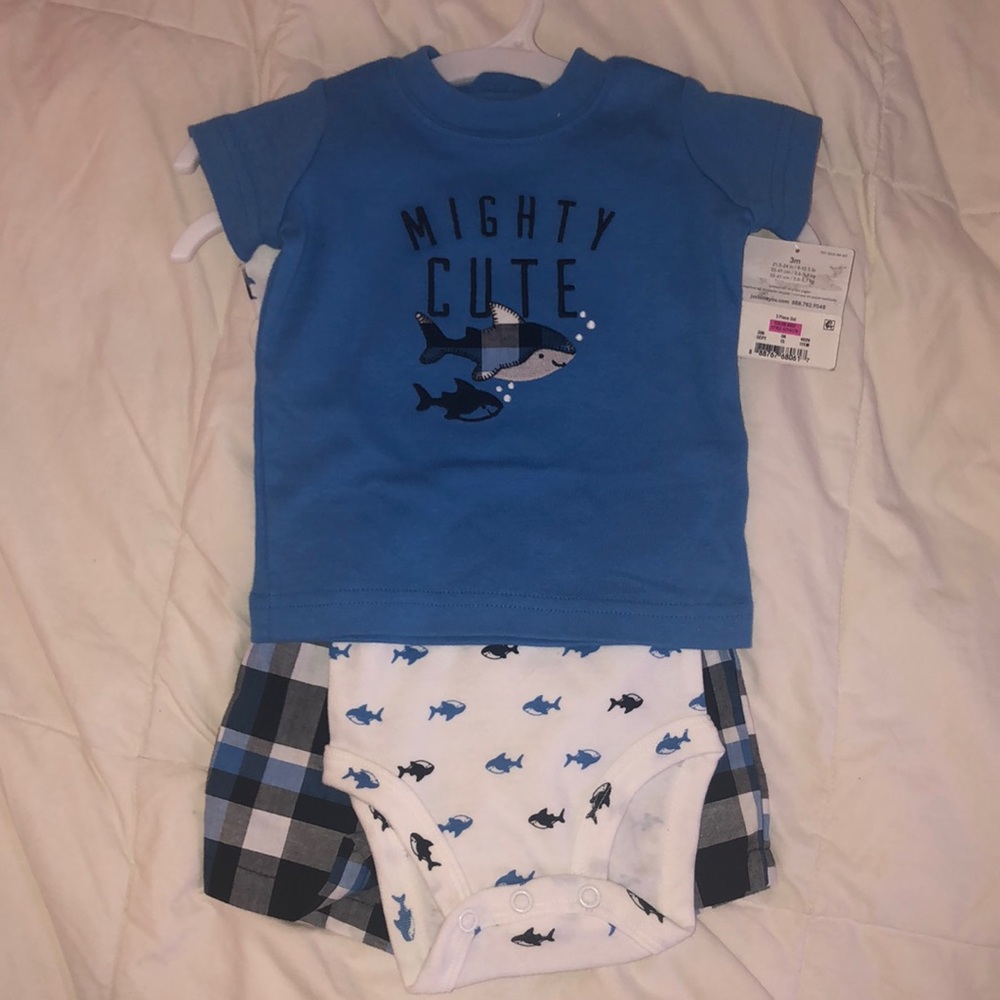 Shorts and 2 tops Carters set 3M